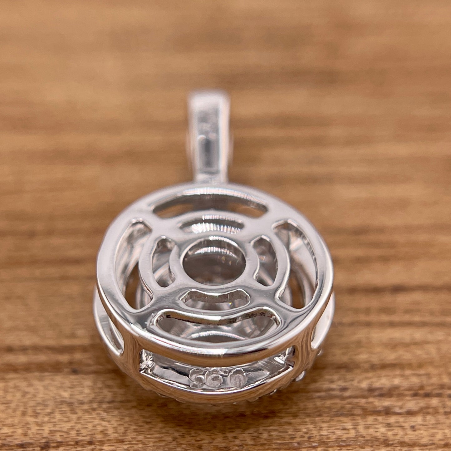 Blumenförmiger Diamantenanhänger aus 18 Karat Weissgold