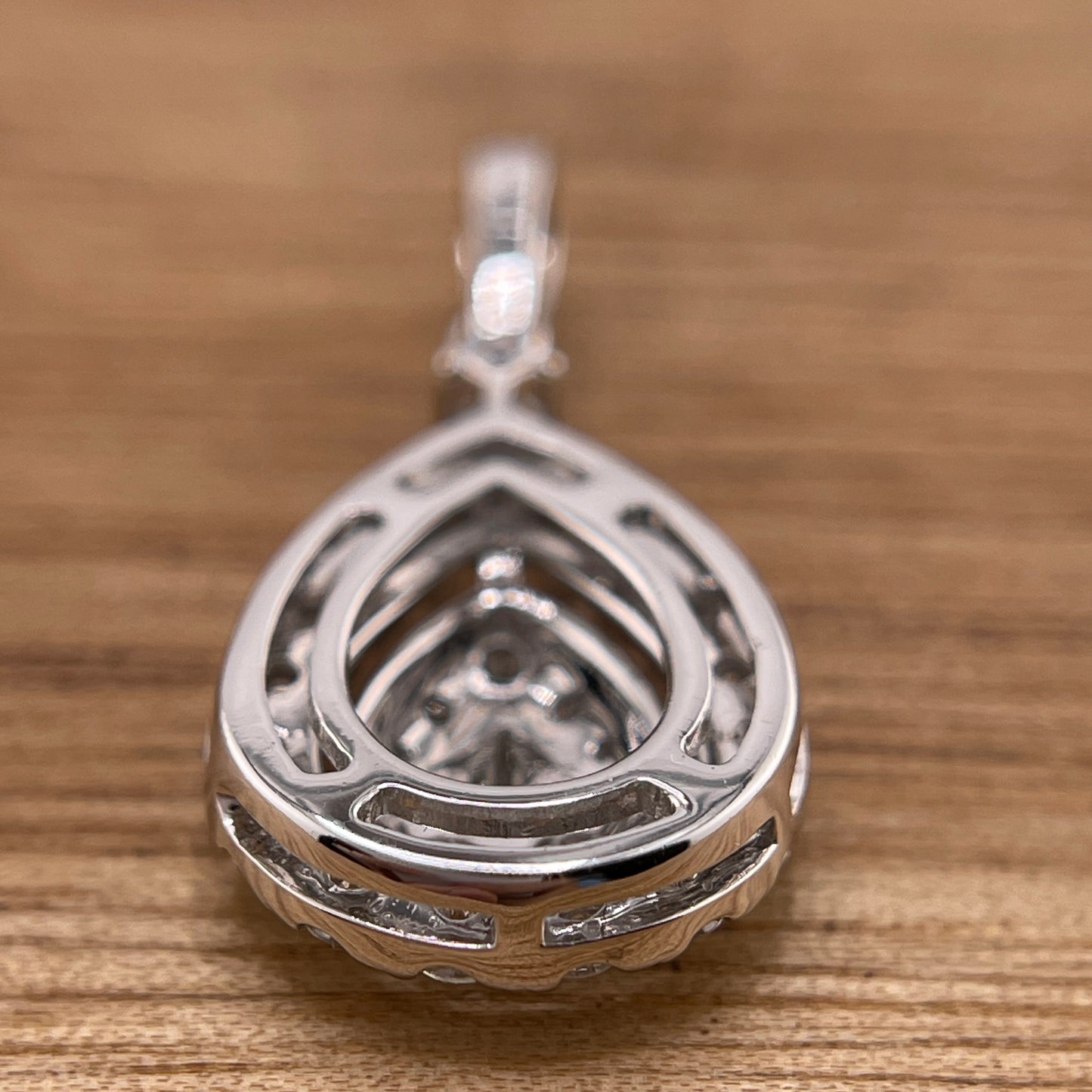 Tropfenförmiger Diamantanhänger aus 14 Karat Weissgold