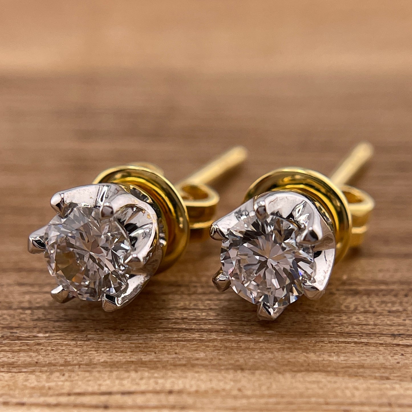 Diamantohrring Farbe D aus 18 Karat Gelbgold